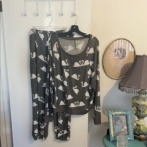 Gray Swan Print Pajama Set Honeydew brand